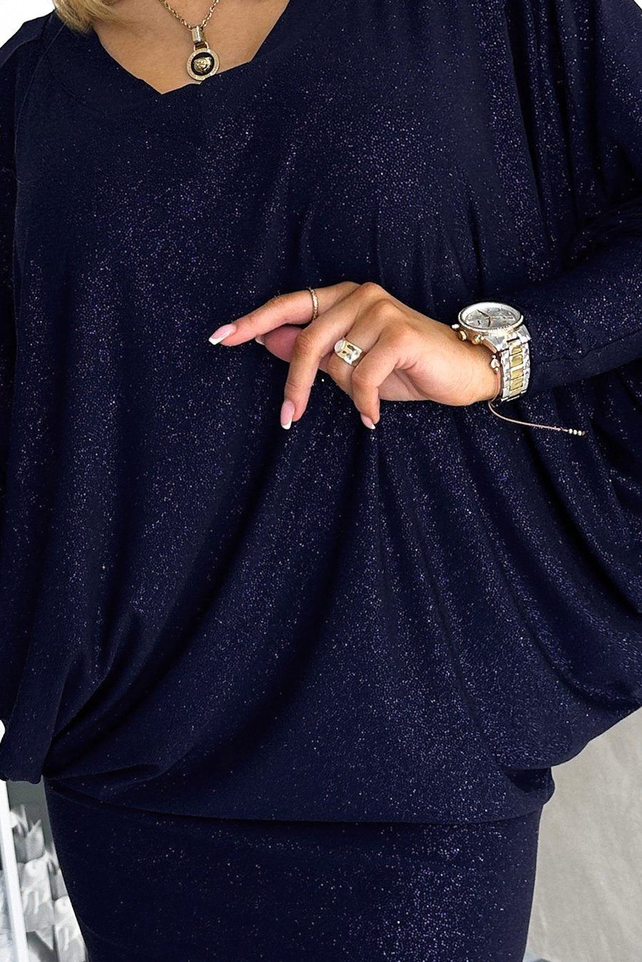 402-1 Sukienka nietoperz z dekoltem - granatowa z brokatem - obrazek 6