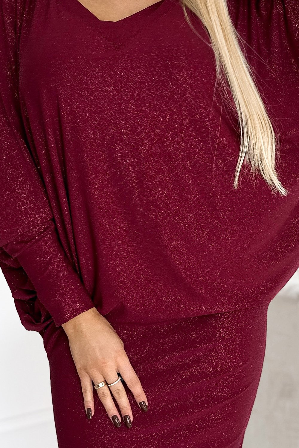 402-4 Sukienka nietoperz z dekoltem - kolor bordowy z brokatem - obrazek 5