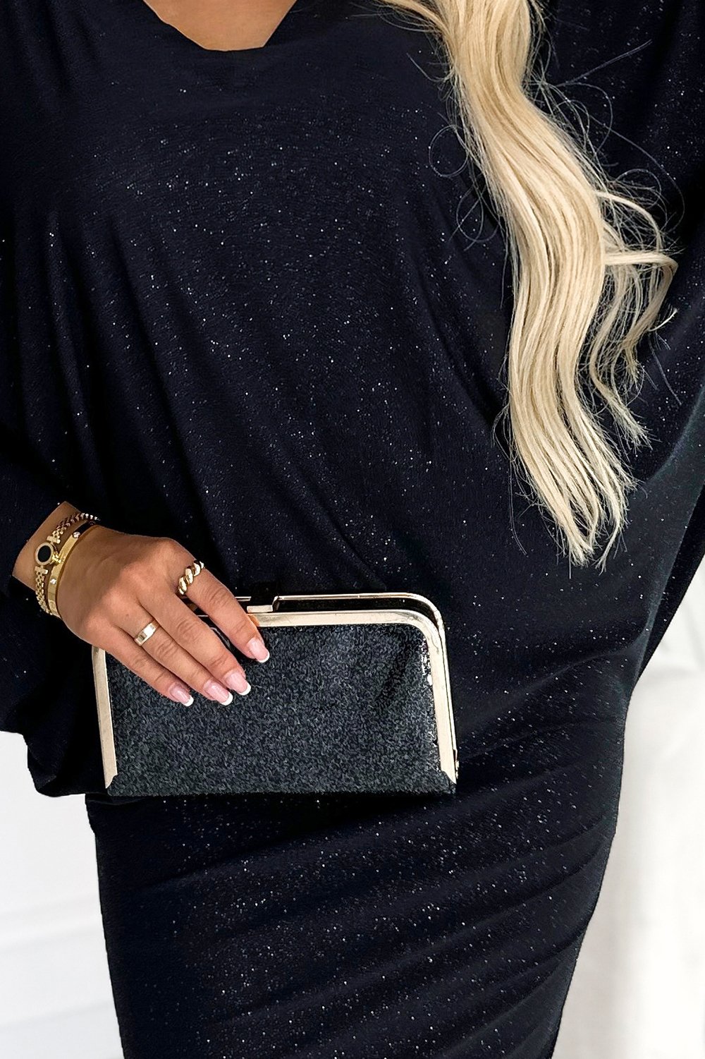 402-5 Sukienka nietoperz z dekoltem - czarna z brokatem - obrazek 5