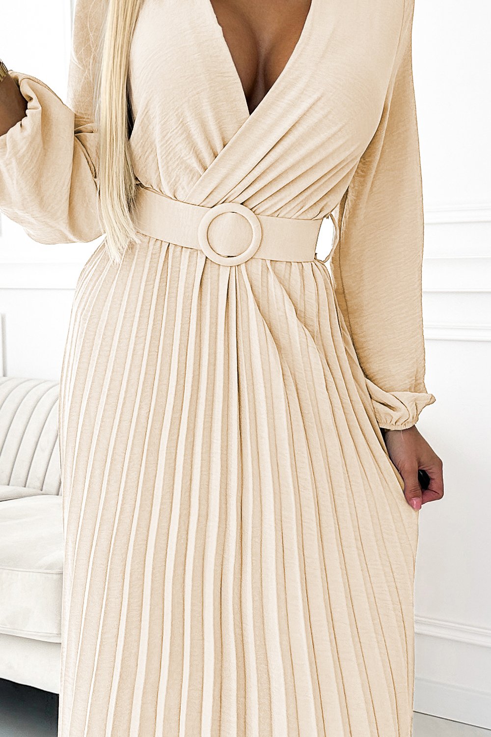 504-7 VIVIANA Plisowana sukienka midi z dekoltem, długim rękawkiem i szerokim paskiem - JASNY BEŻ - obrazek 5