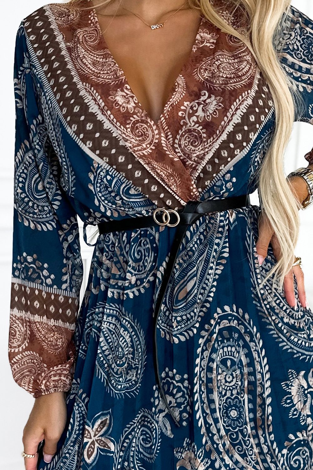 510-1 Plisowana sukienka midi z dekoltem, długim rękawkiem i czarnym paskiem - niebiesko-brązowy wzór - obrazek 5