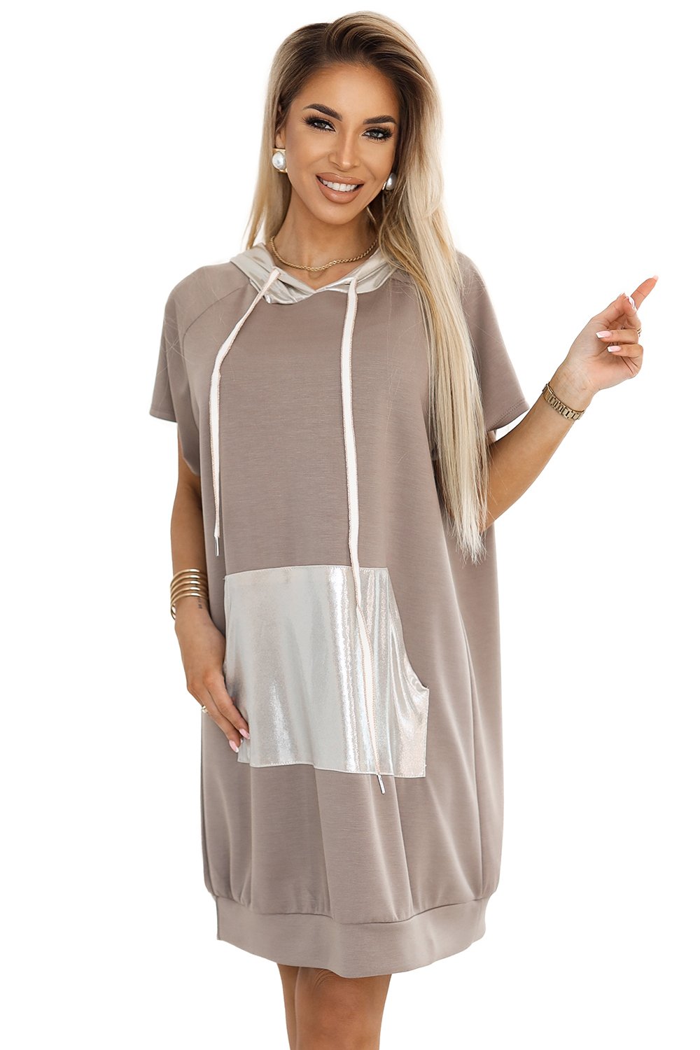 591-1 Sukienka kangurka z kapturem i metalicznymi detalami – Mocha Mousse | Numoco Basic - obrazek 7