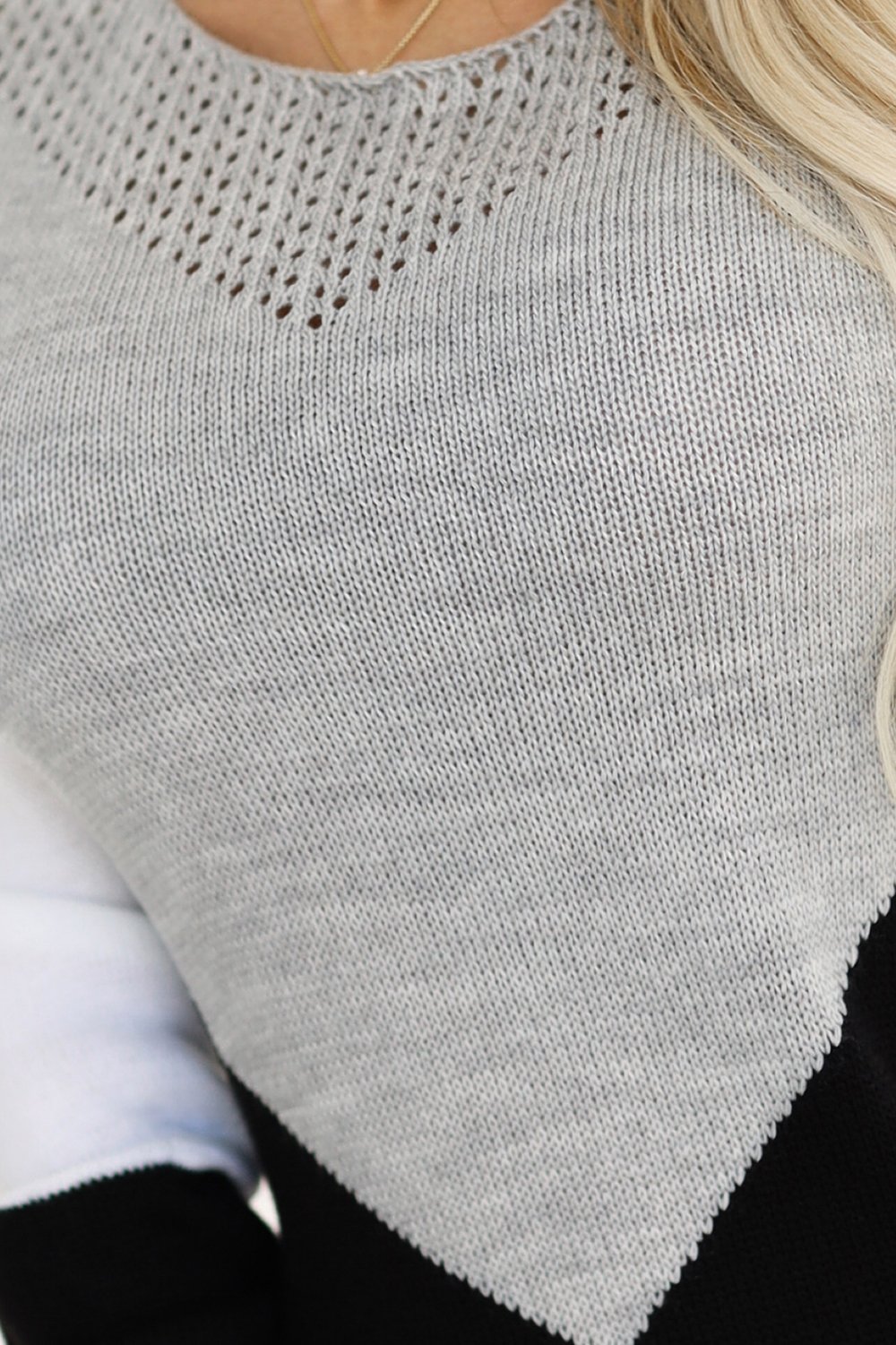 584-1 Trójkolorowa sweterkowa sukienka z ażurowym dekoltem - czarno-biało-szara - obrazek 5