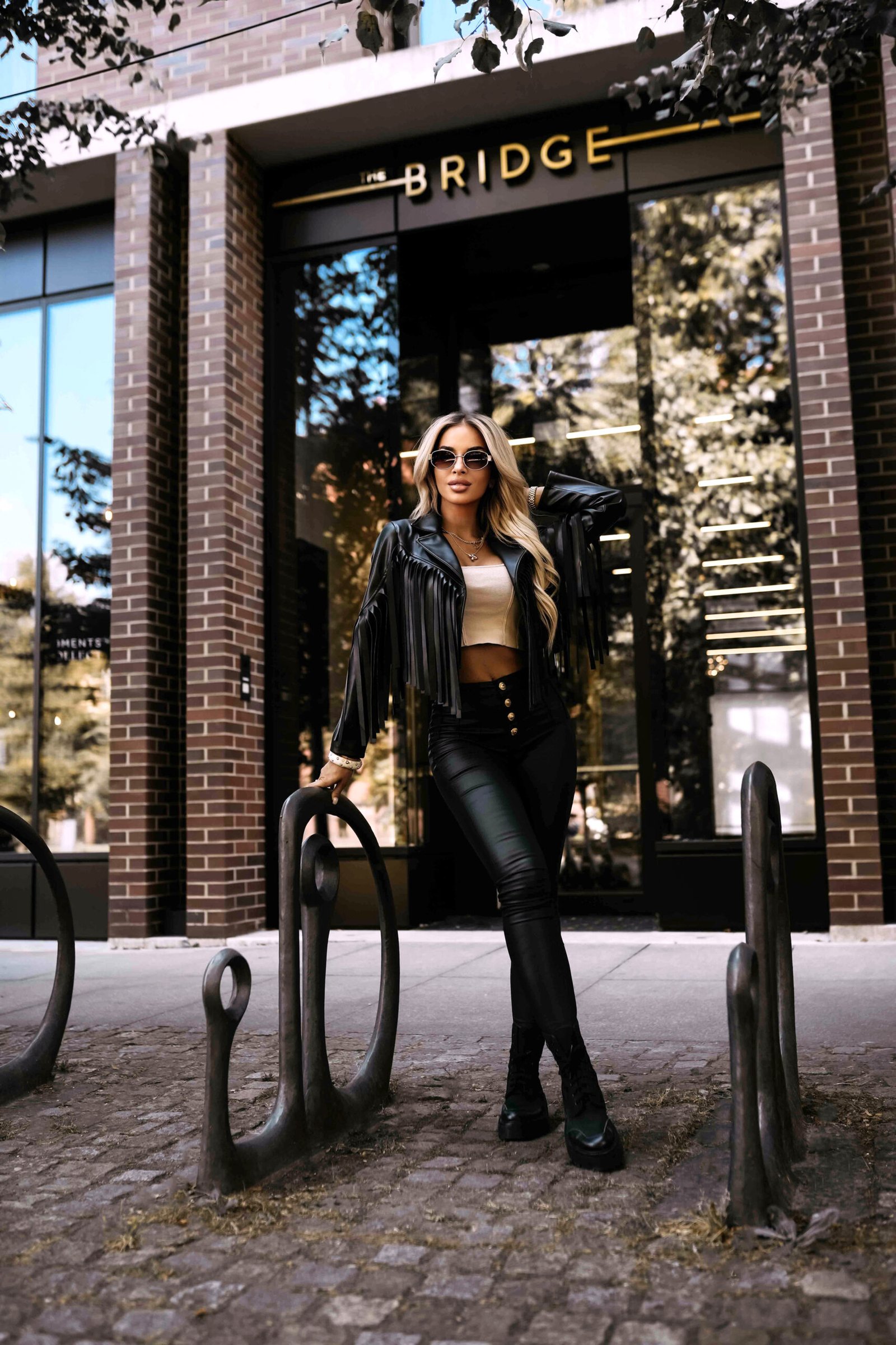 624-3 Krótka ramoneska z frędzlami z miękkiej eco skóry - czarna - obrazek 4