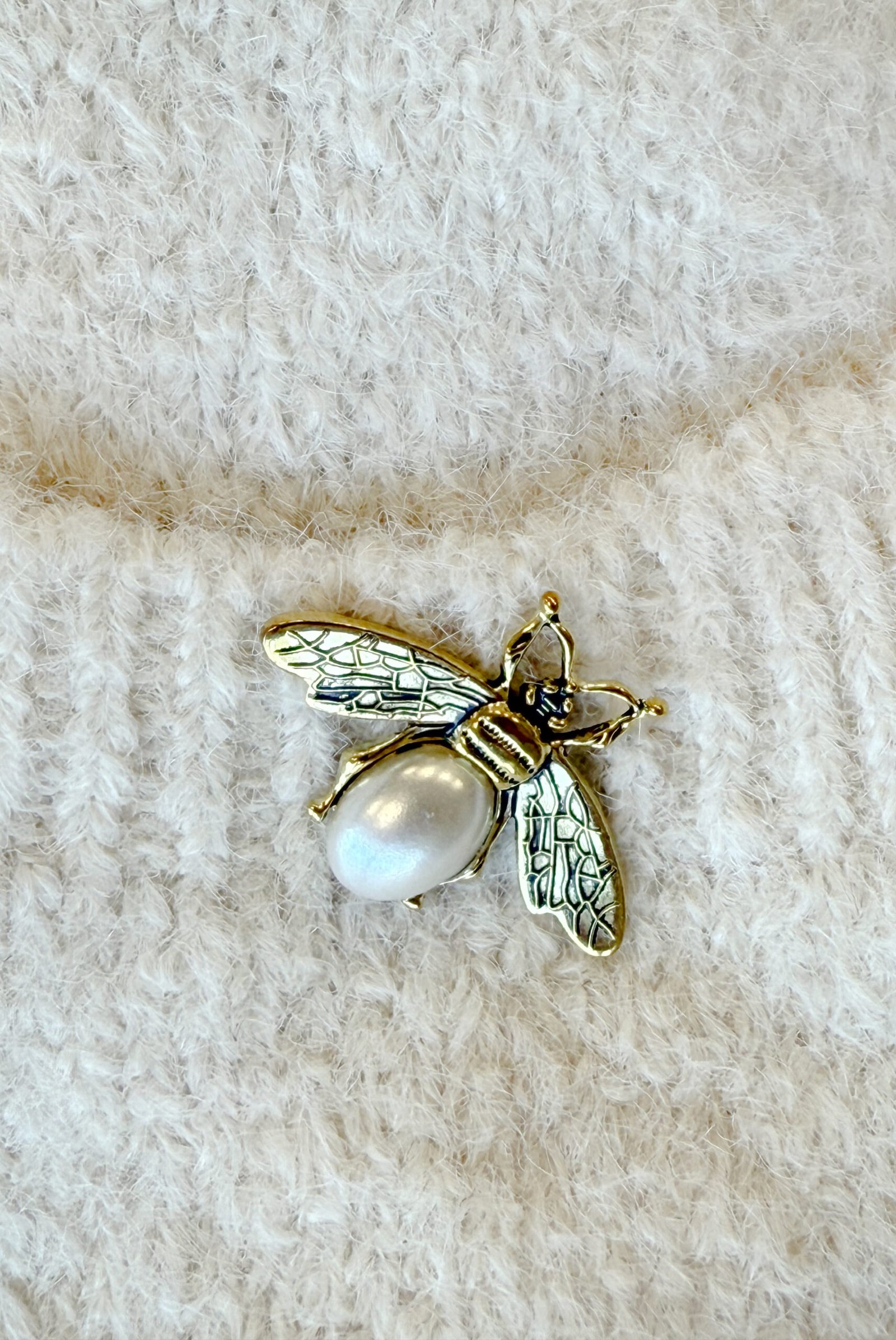 628-1 Modny kardigan oversize z ozdobną broszką i praktycznymi kieszeniami - beżowy - obrazek 10