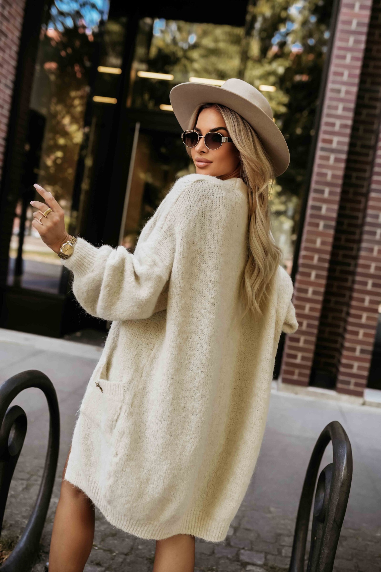 628-1 Modny kardigan oversize z ozdobną broszką i praktycznymi kieszeniami - beżowy - obrazek 6