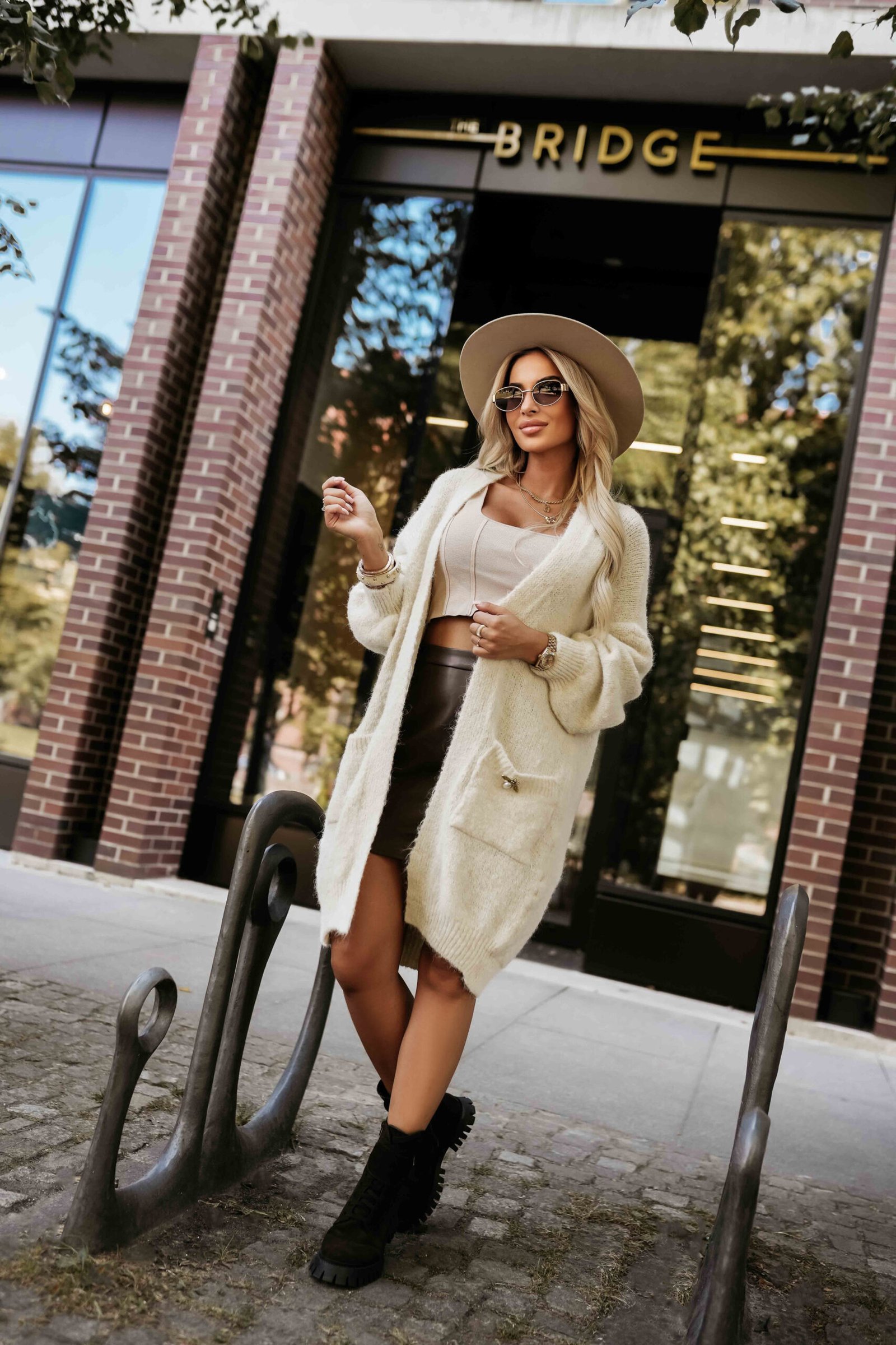 628-1 Modny kardigan oversize z ozdobną broszką i praktycznymi kieszeniami - beżowy - obrazek 5