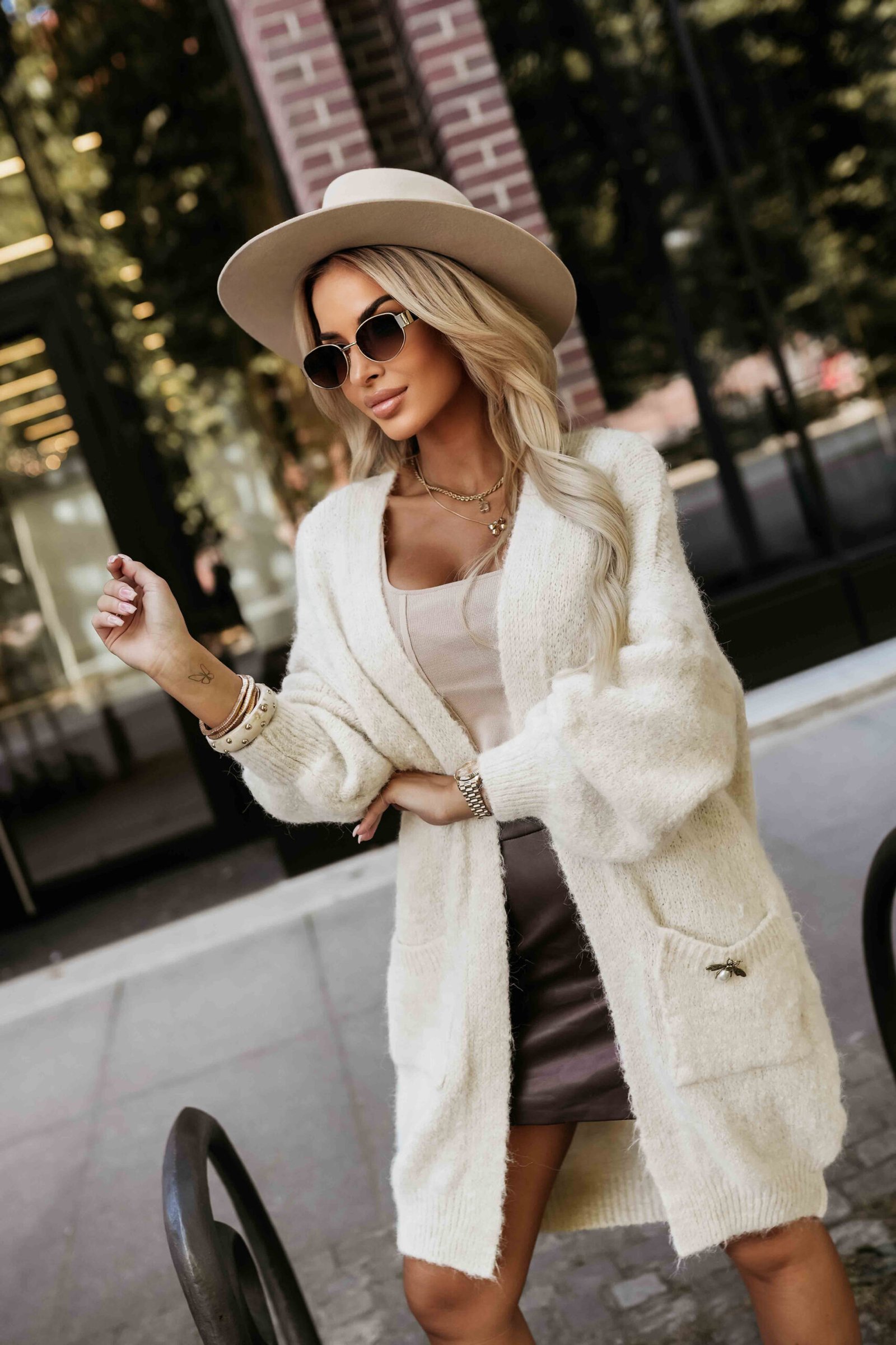 628-1 Modny kardigan oversize z ozdobną broszką i praktycznymi kieszeniami - beżowy - obrazek 4