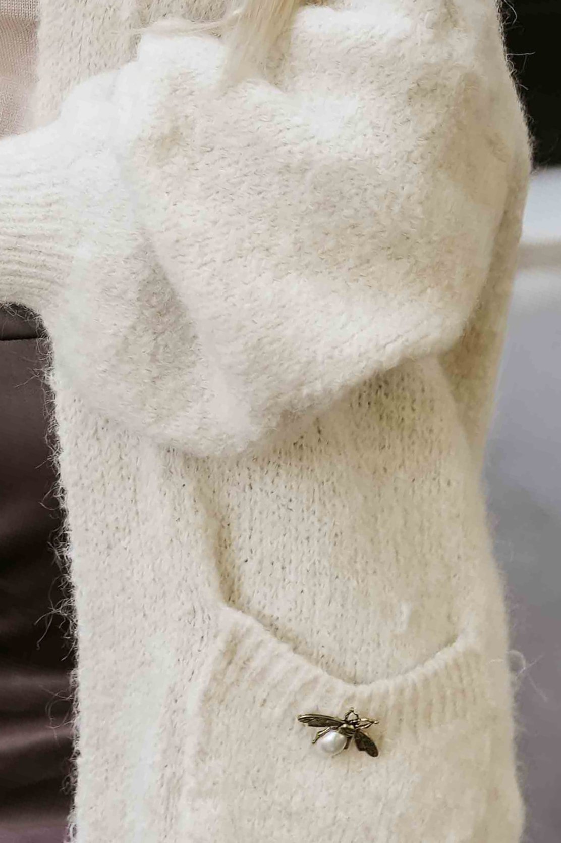 628-1 Modny kardigan oversize z ozdobną broszką i praktycznymi kieszeniami - beżowy - obrazek 8