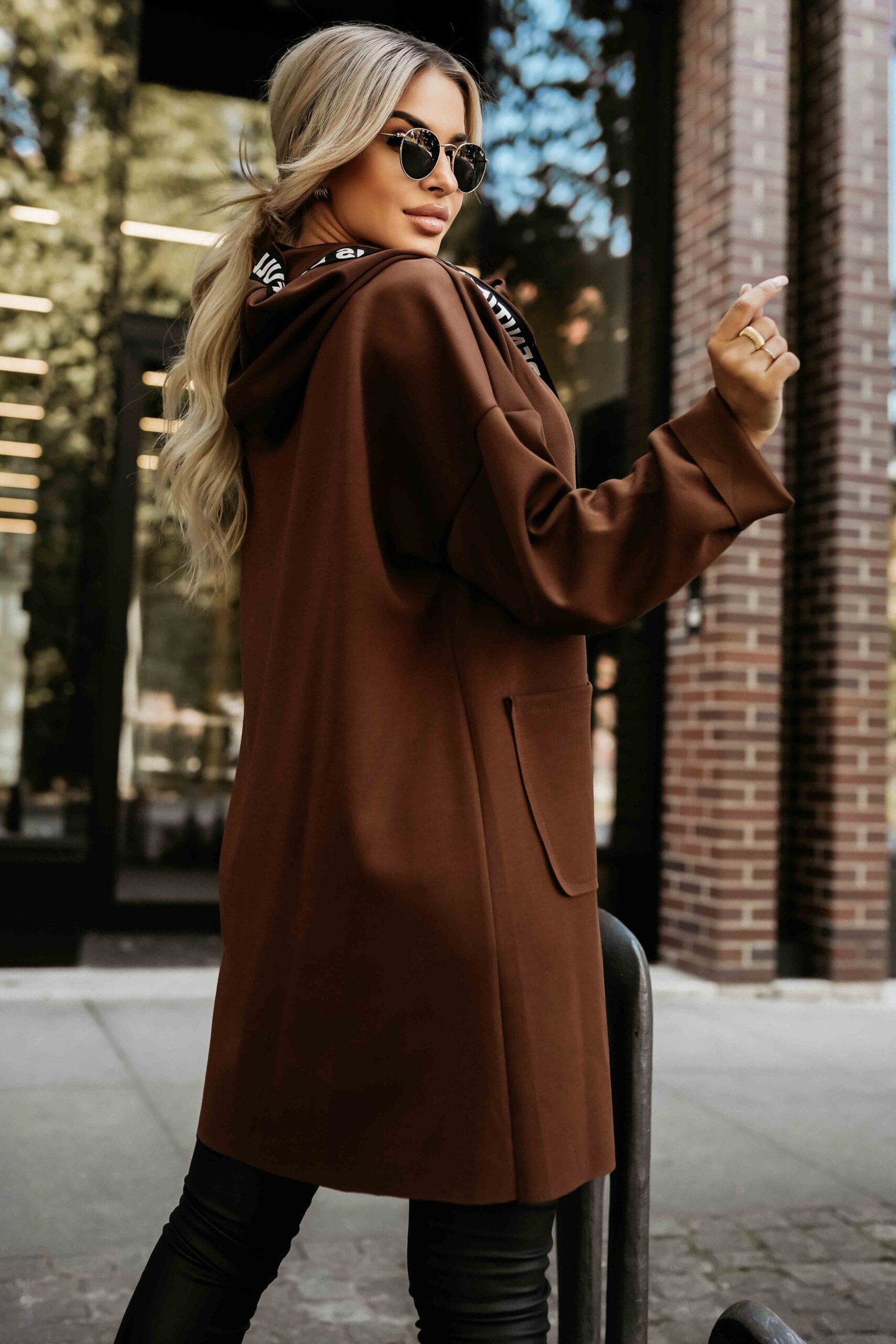 632-2 Casualowy płaszczyk z zamkiem i modnymi detalami - czekoladowy - obrazek 6